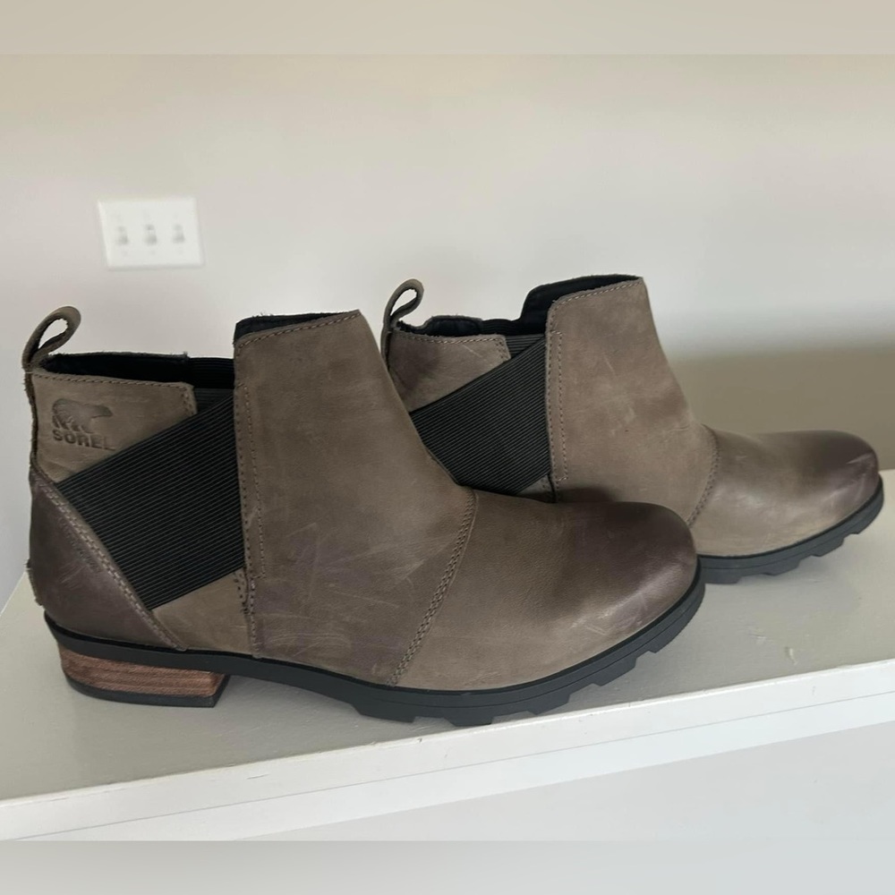 Sorel Emelie Chelsea boot (color) Quarry, Black. Size 11